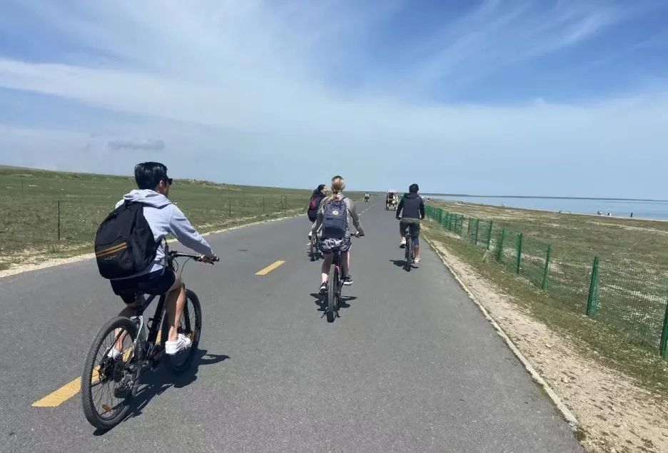 cycle around Qinghai Lake