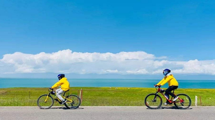 cycle around Qinghai Lake