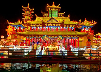 Nanjing’s Qinhuai River Lantern Festival.jpg