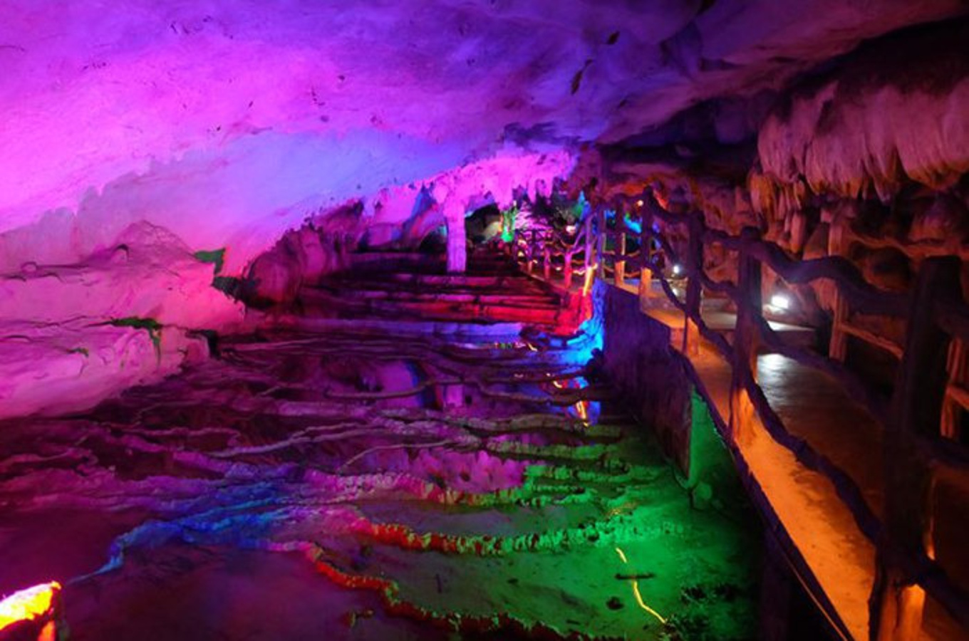 Underground river Lianzhou.jpg