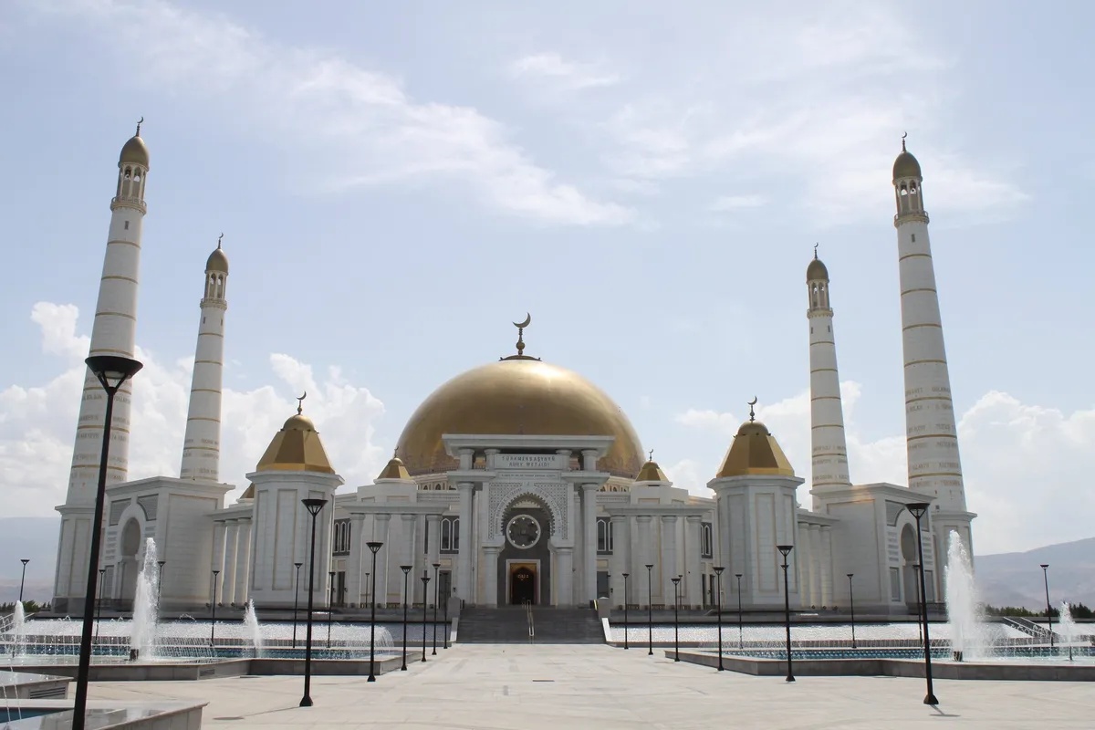 Türkmenbaşy Ruhy Mosque-2.jpg